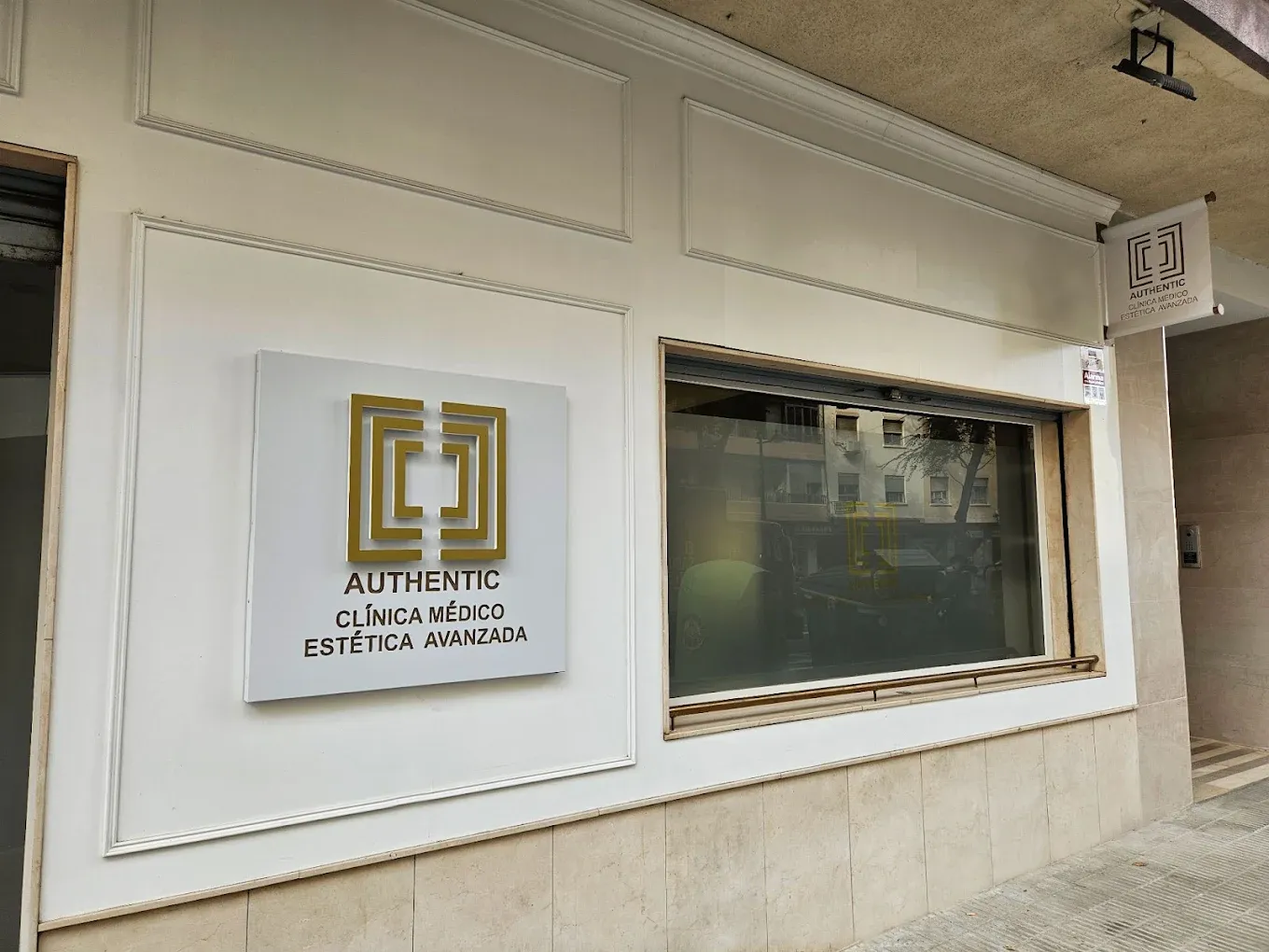 Rótulo exterior de Clínica Authentic en la Avenida de Burjassot