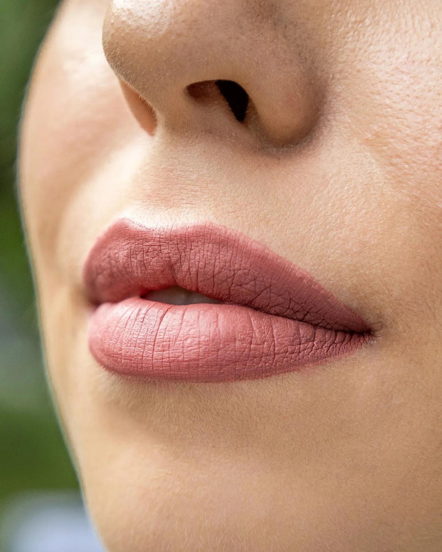 Primer plano de unos labios naturales, con piel luminosa y luz suave