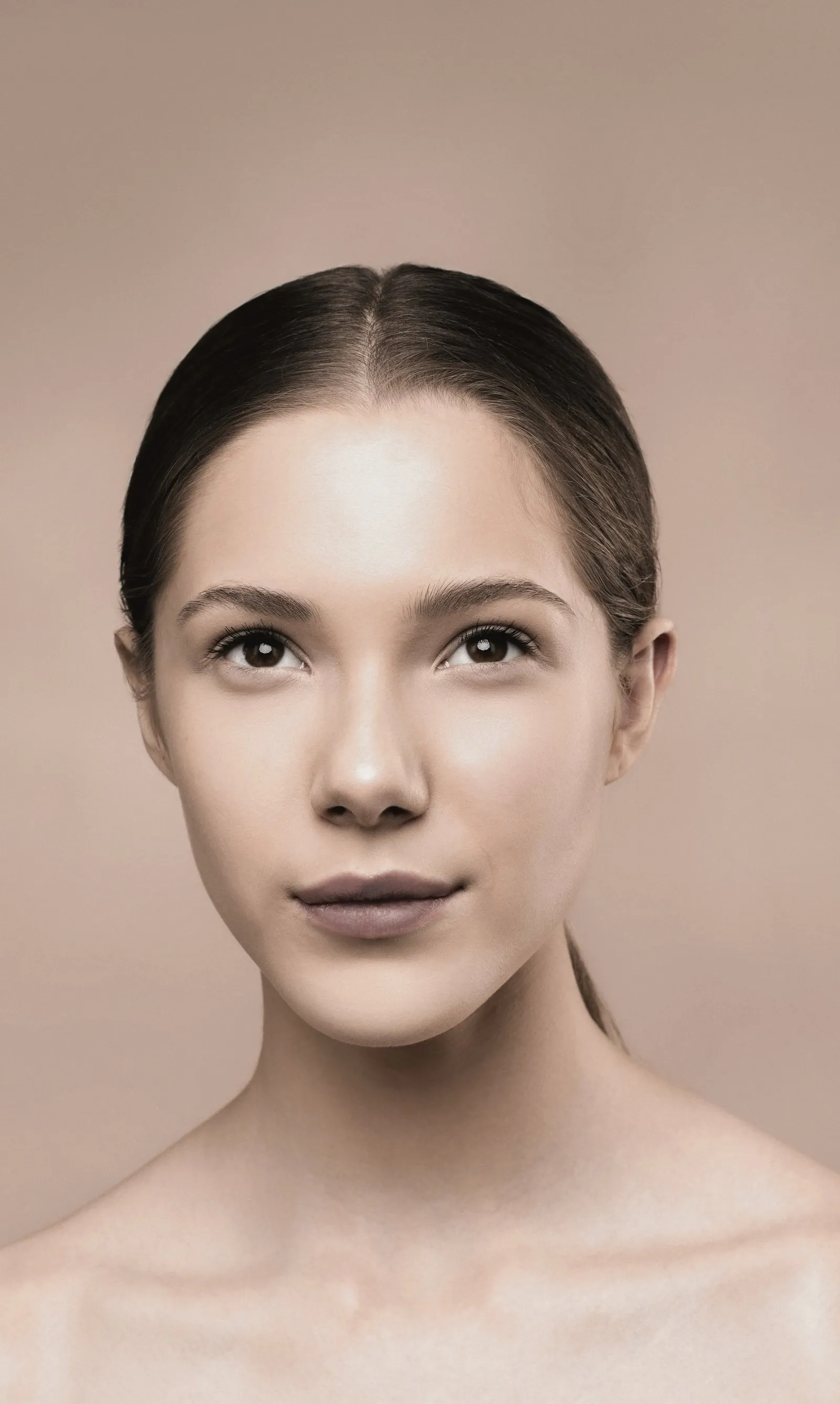Retrato frontal de una mujer con el pelo recogido y la piel limpia y uniforme