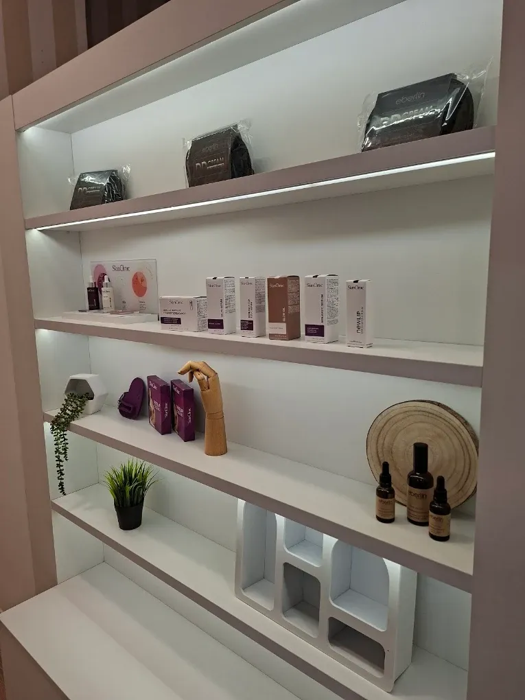 Vitrina de producto dermocosmético de la clínica